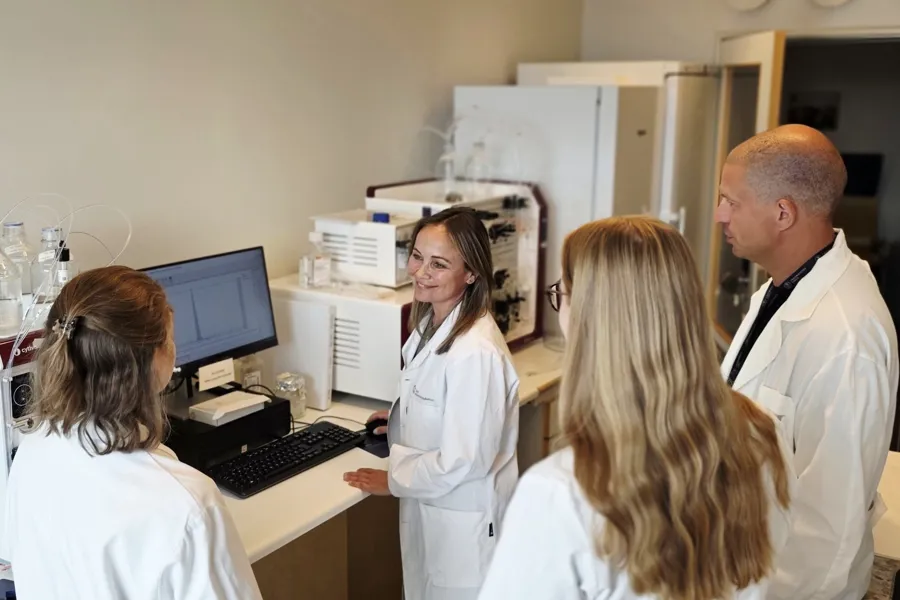 En gruppe mennesker i et laboratorium