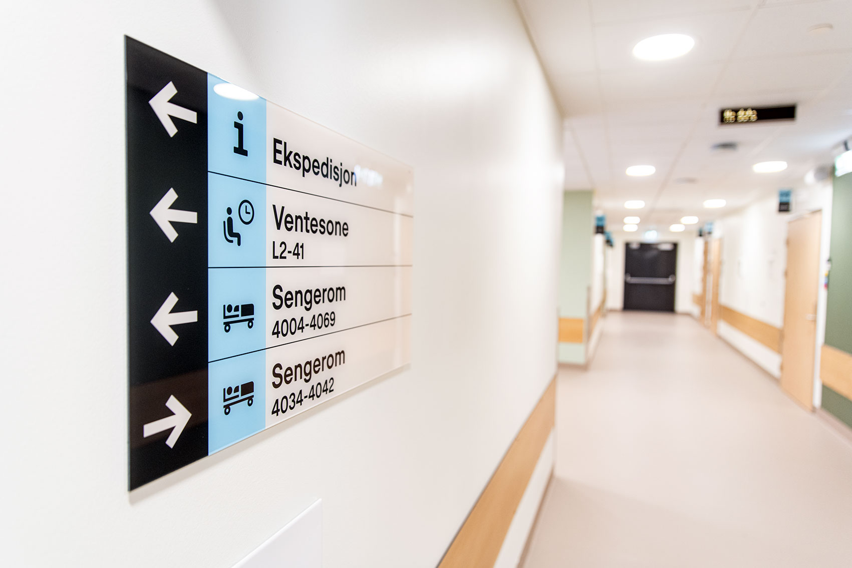 En korridor med hvit tekst