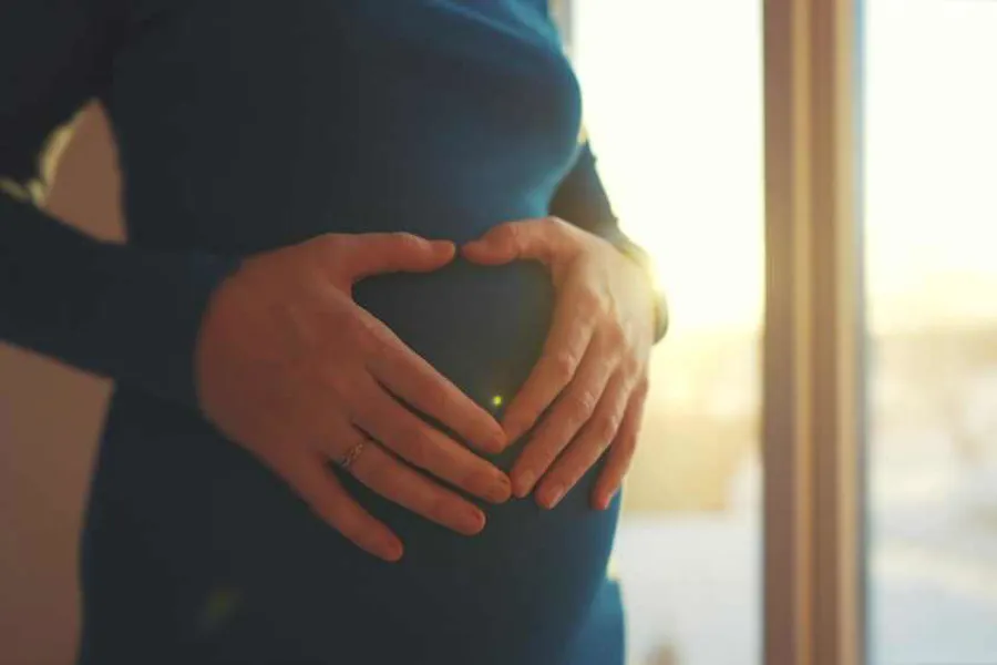 En person som holder en telefon