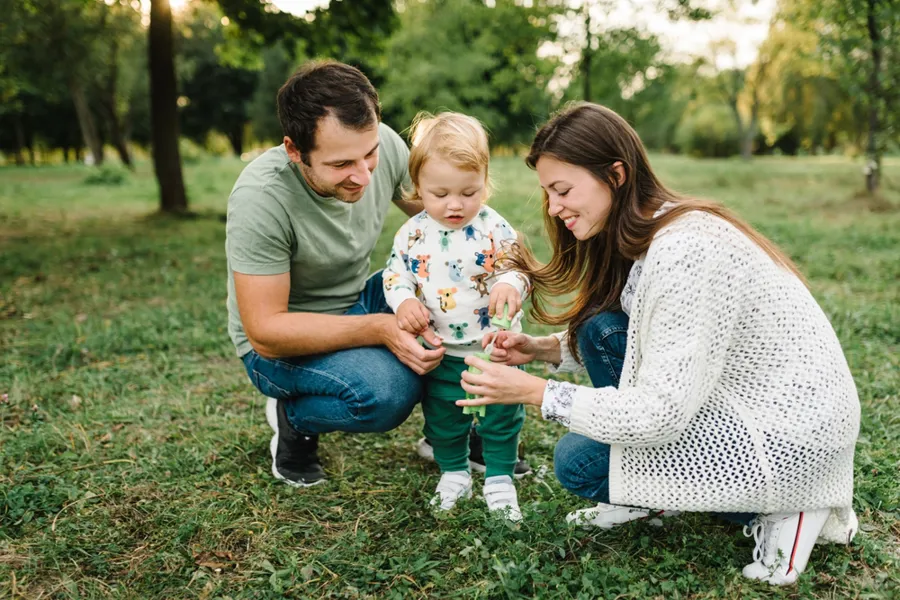 En familie som sitter på gresset