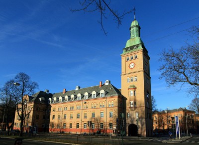 Tårnbygget på Ullevål i sola.