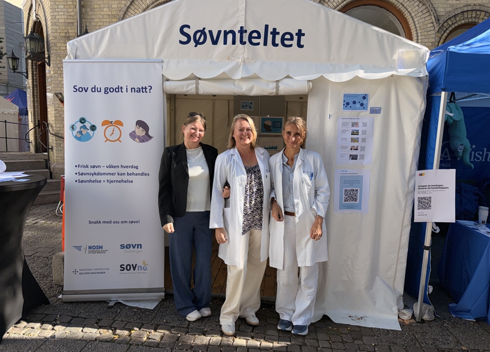 En gruppe mennesker som står foran et telt