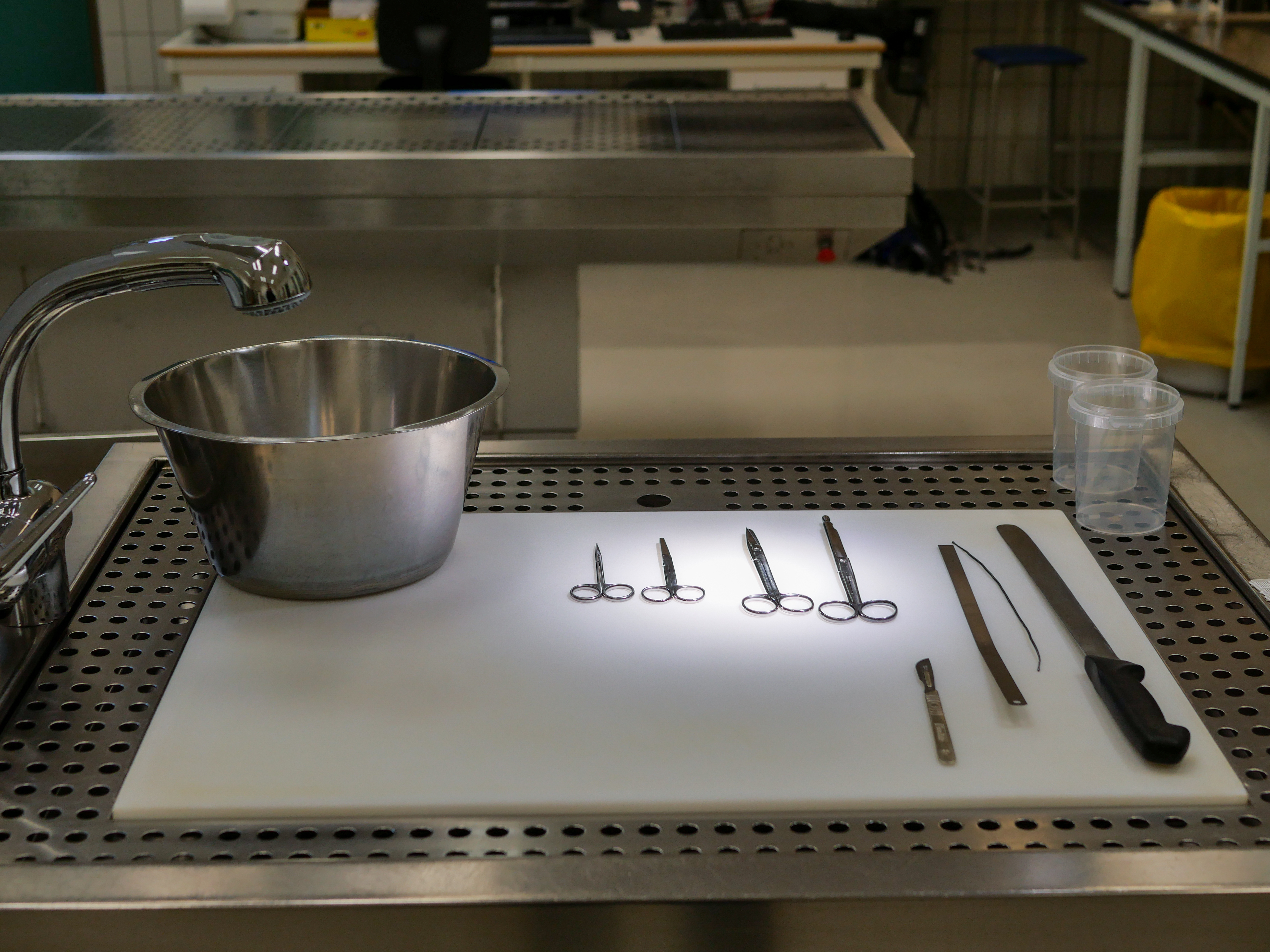 Rettsmedisinsk utstyr på et bord