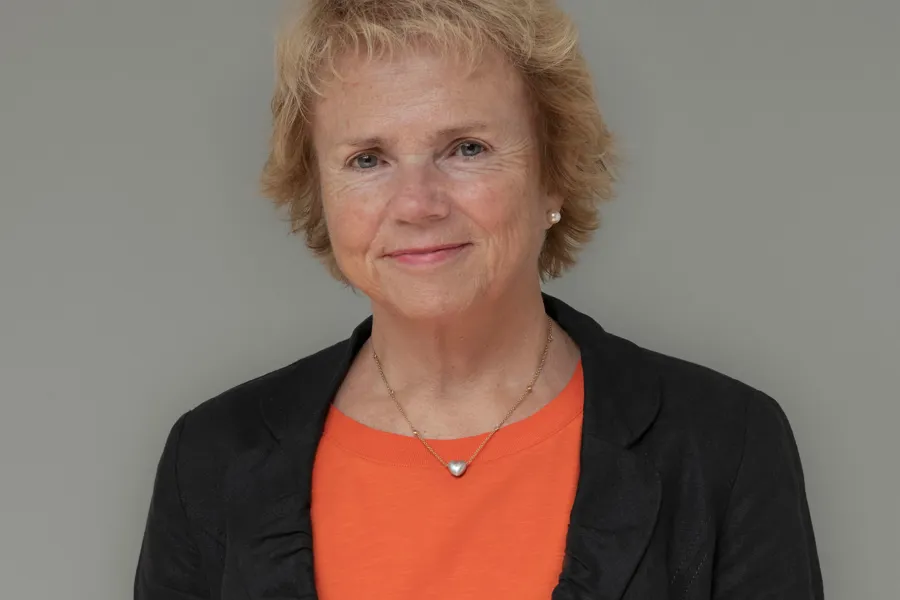 En person i svart dress