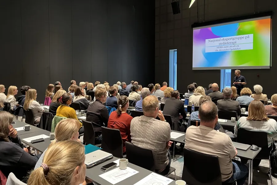 En gruppe stråleterapeuter som sitter i en stor sal og hører på et foredrag
