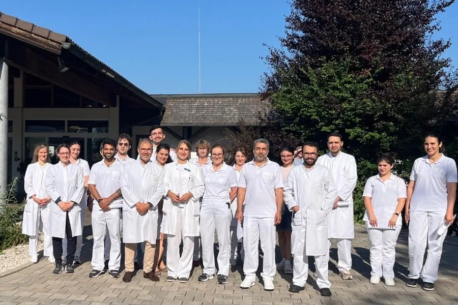En gruppe mennesker iført hvite uniformer
