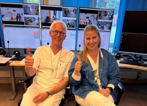 En mann og en kvinne som sitter foran en datamaskin