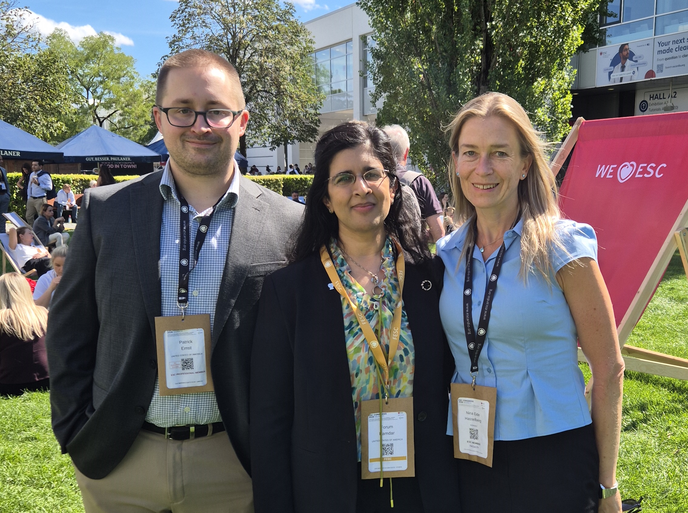En gruppe mennesker som poserer for et bilde