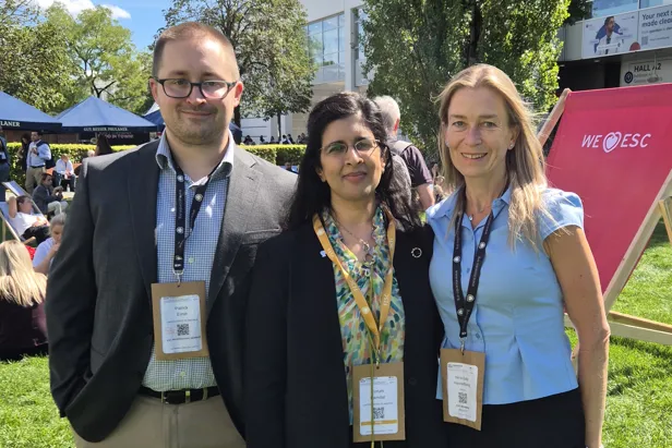 En gruppe mennesker som poserer for et bilde