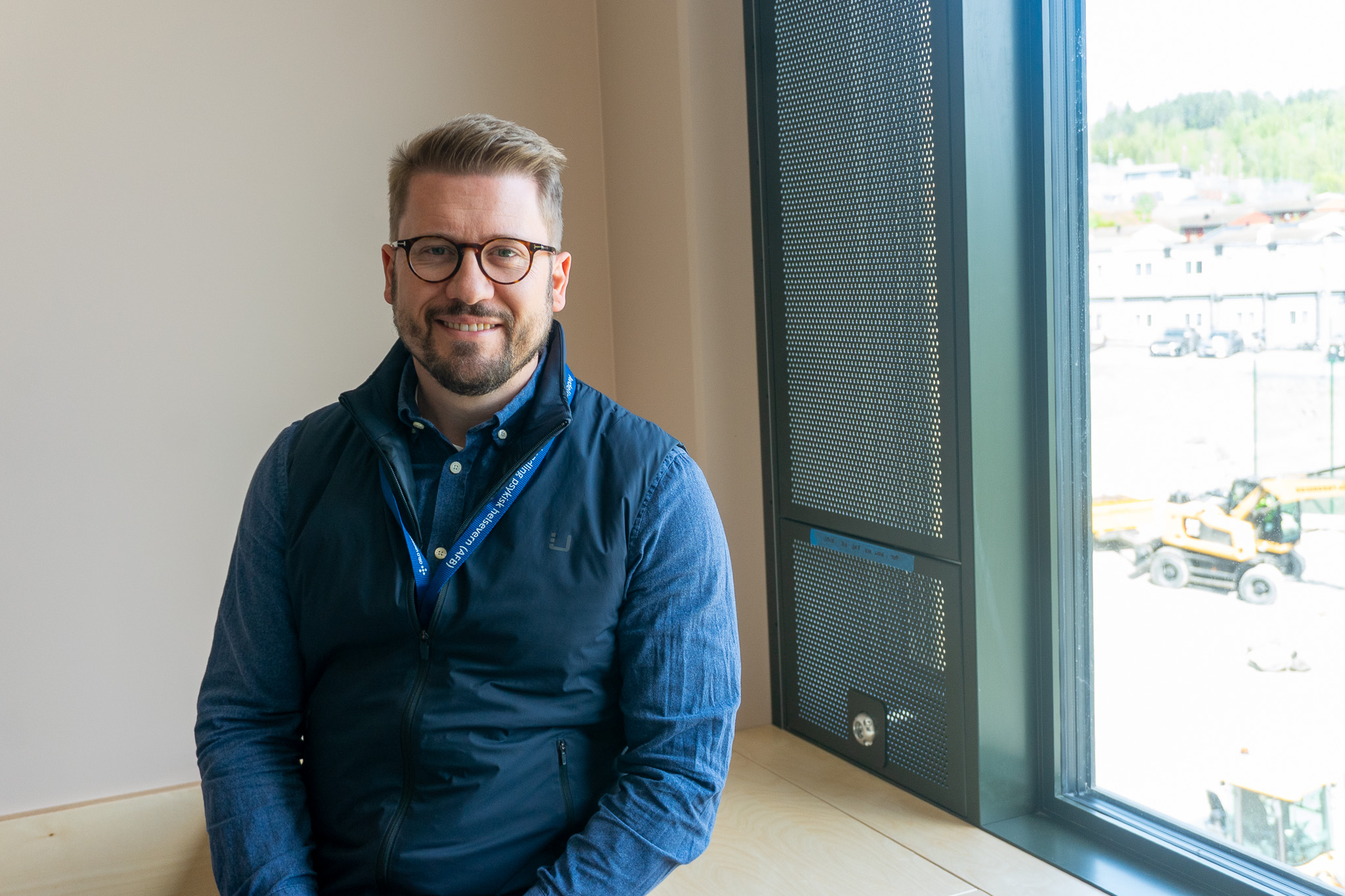 En mann som står foran et vindu