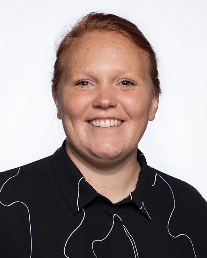 En mann som smiler til kameraet