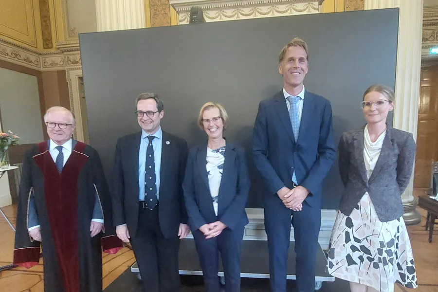En gruppe mennesker som poserer for et bilde