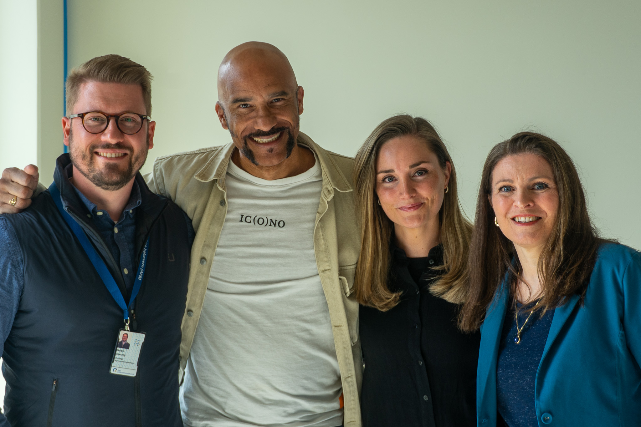 En gruppe mennesker som poserer for et bilde