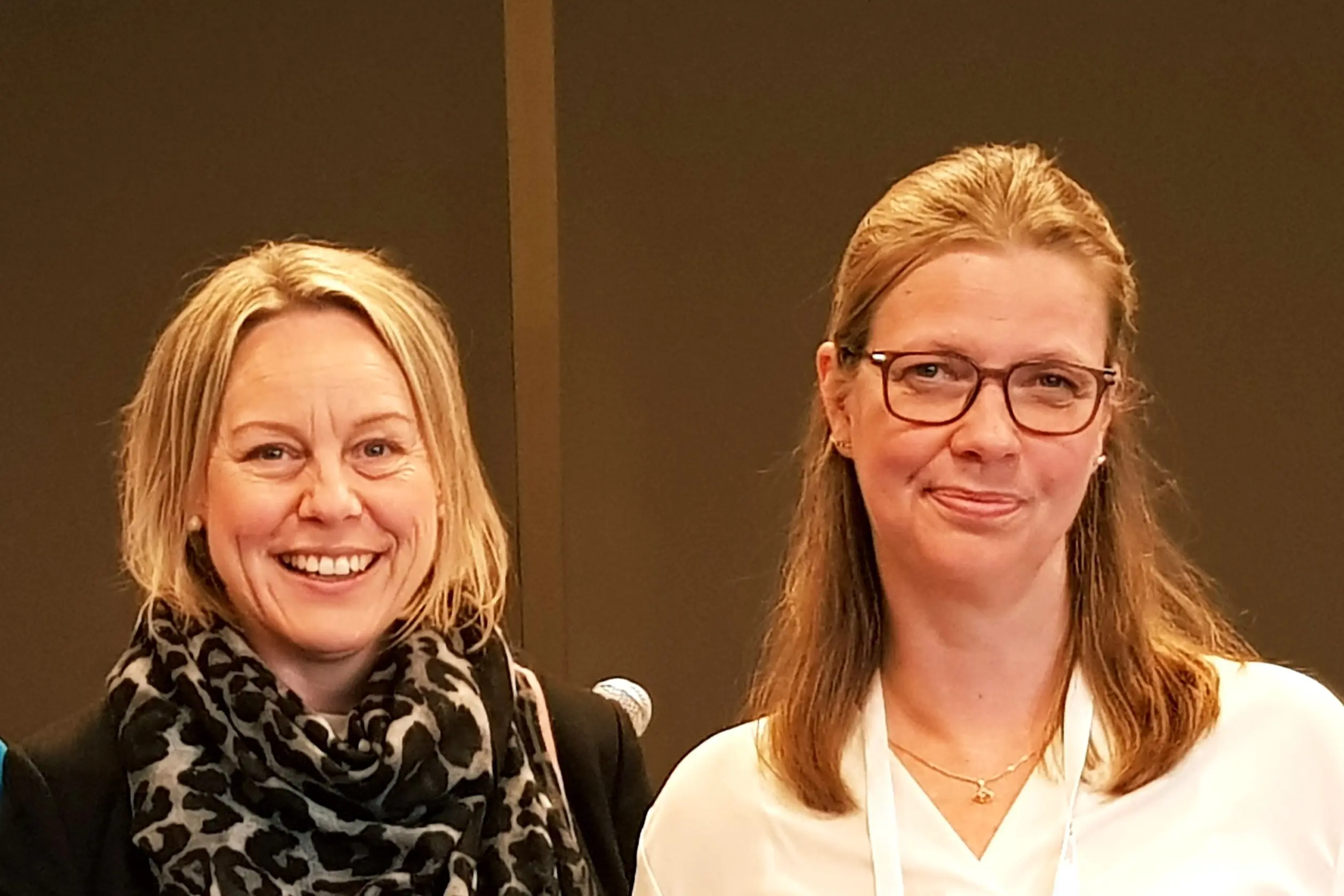 Et par kvinner som smiler