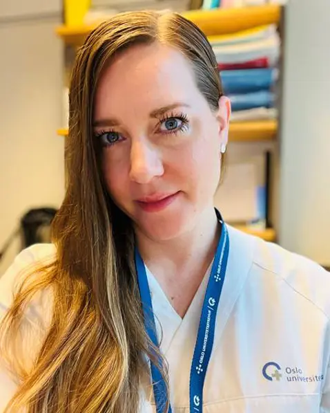 En person med langt hår