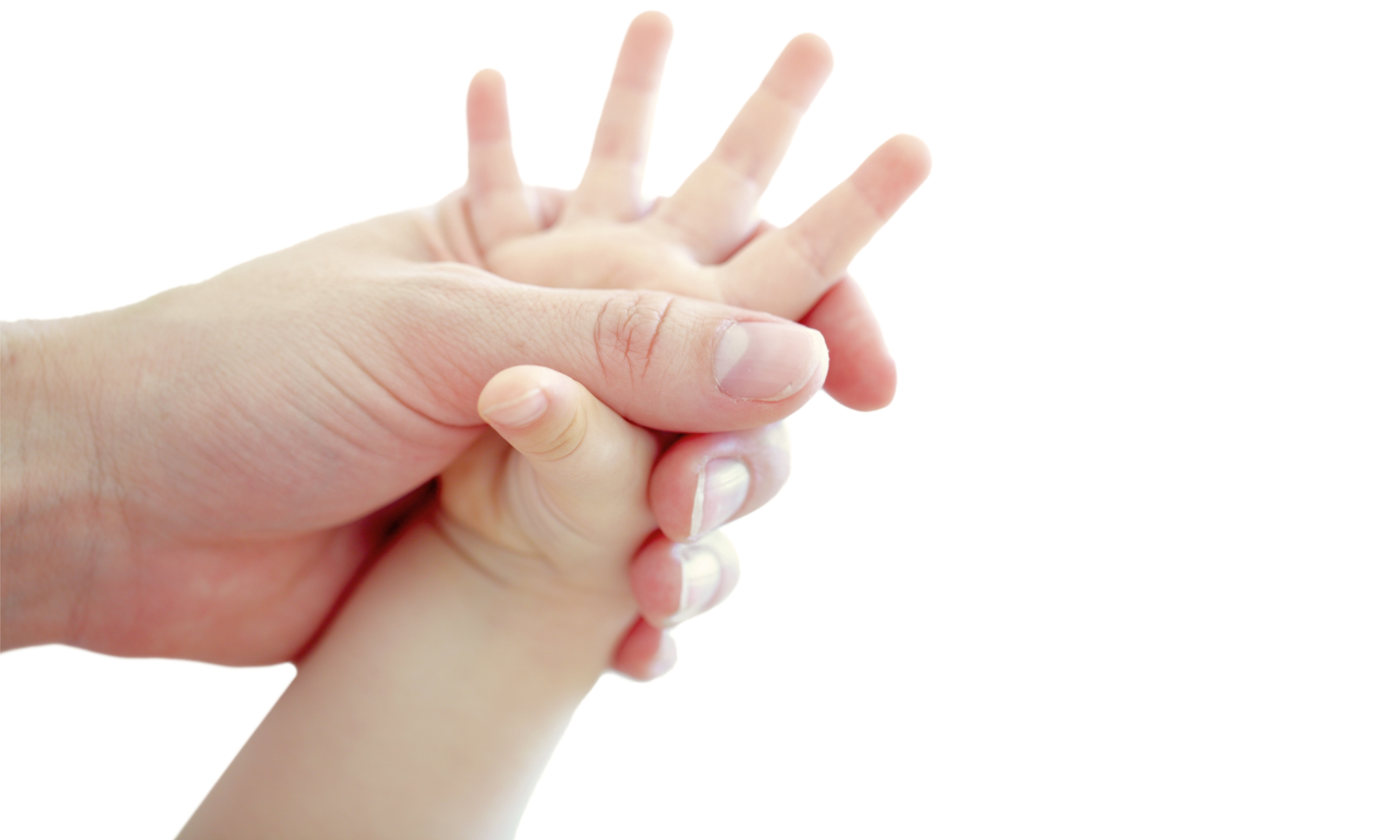 En voksen hånd som holder en barnehånd