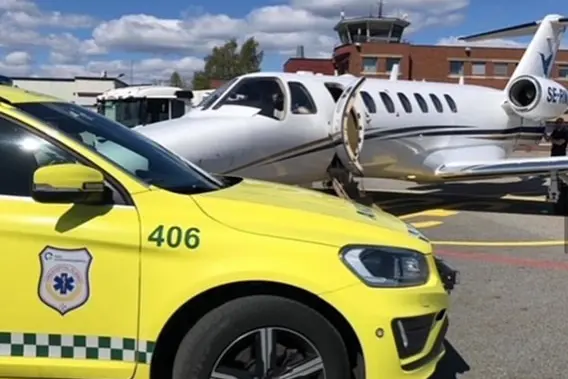 En gul bil med et hvitt fly på toppen