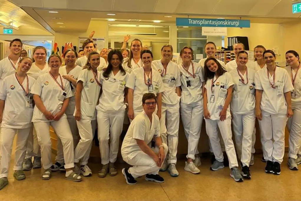 En gruppe mennesker iført hvite skjorter