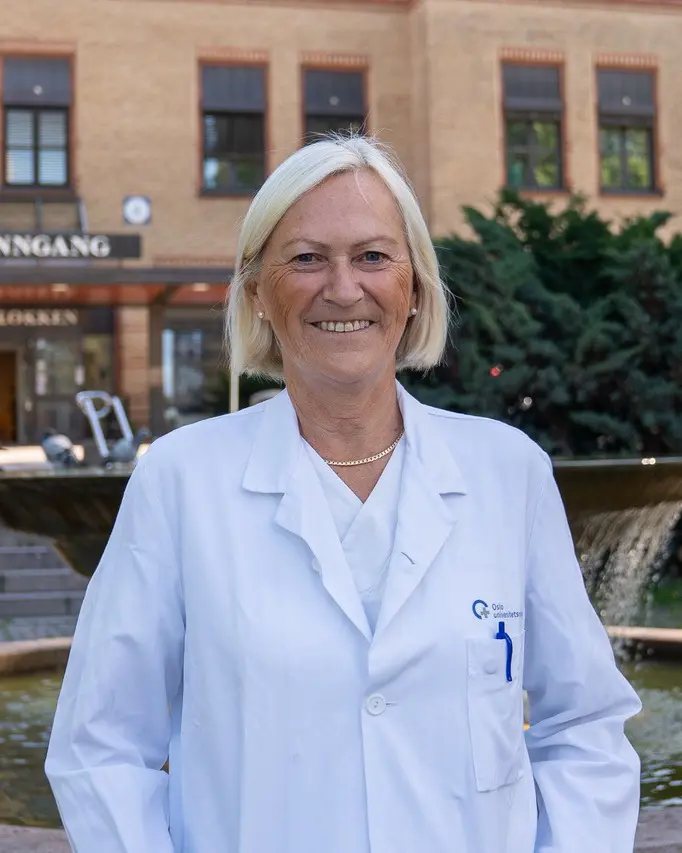 Professor Sigrun Halvorsen ved Hjertemedisinsk avdeling OUS Ullevål, står foran hovedinngangen til Ullevål sykehus