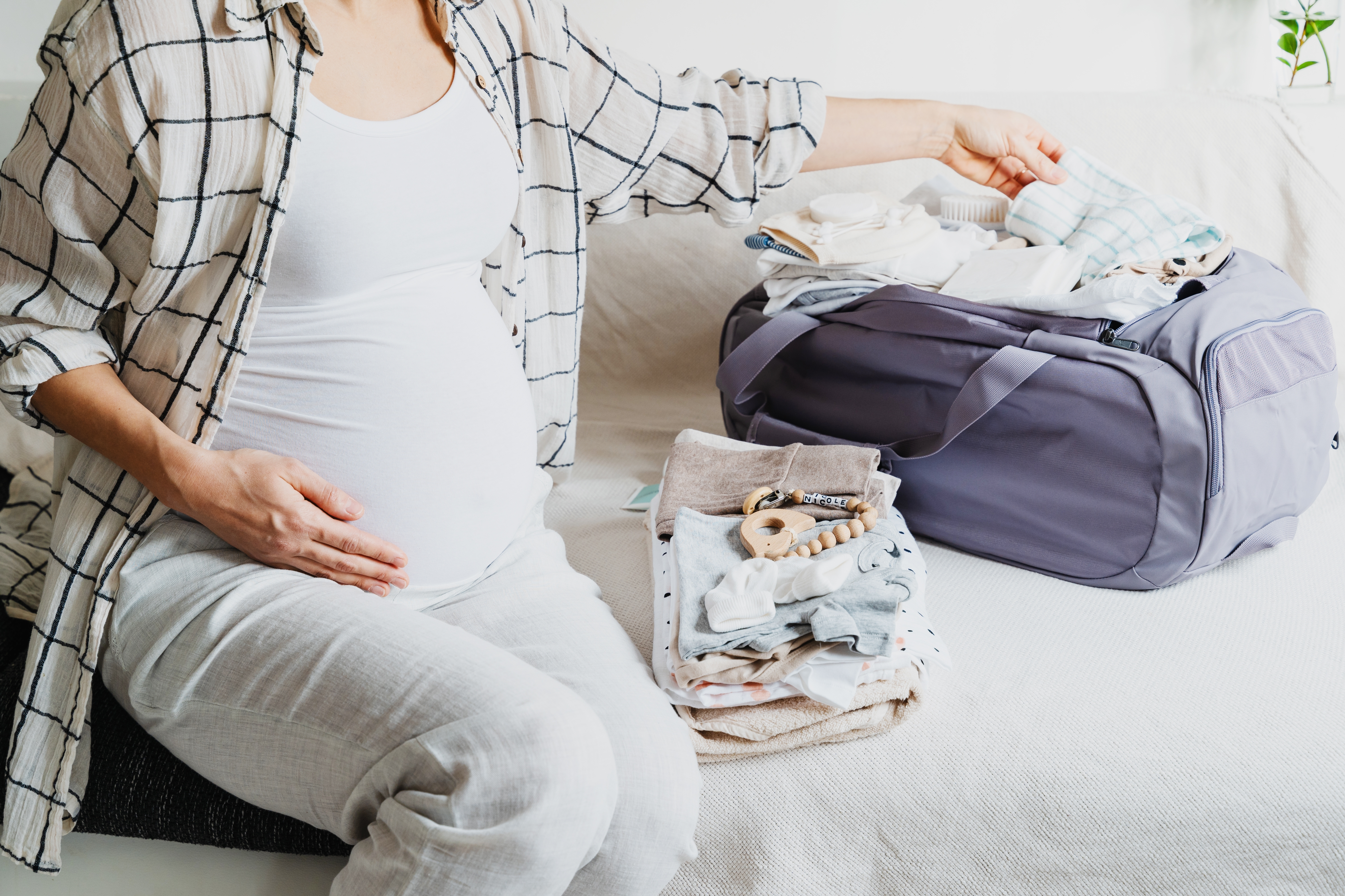 Foto: Gravid kvinne som forbereder seg til å reise på sykehuset med fødebaggen.