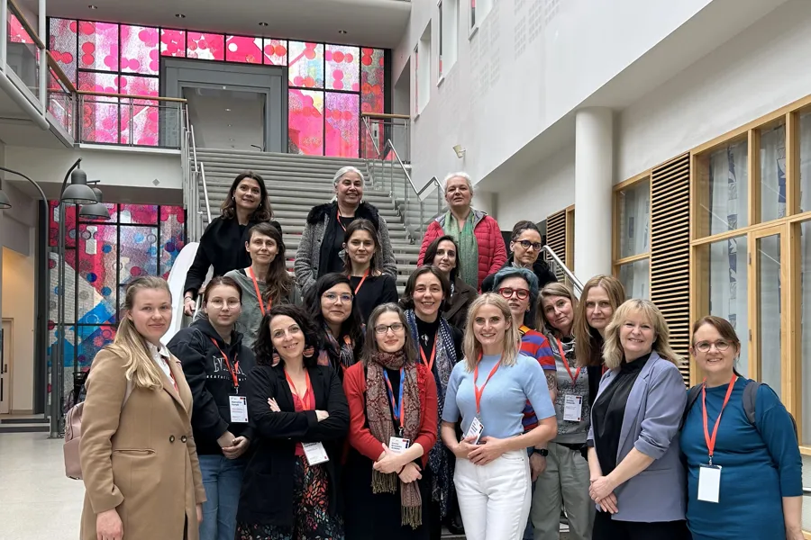 En gruppe mennesker som poserer for et bilde