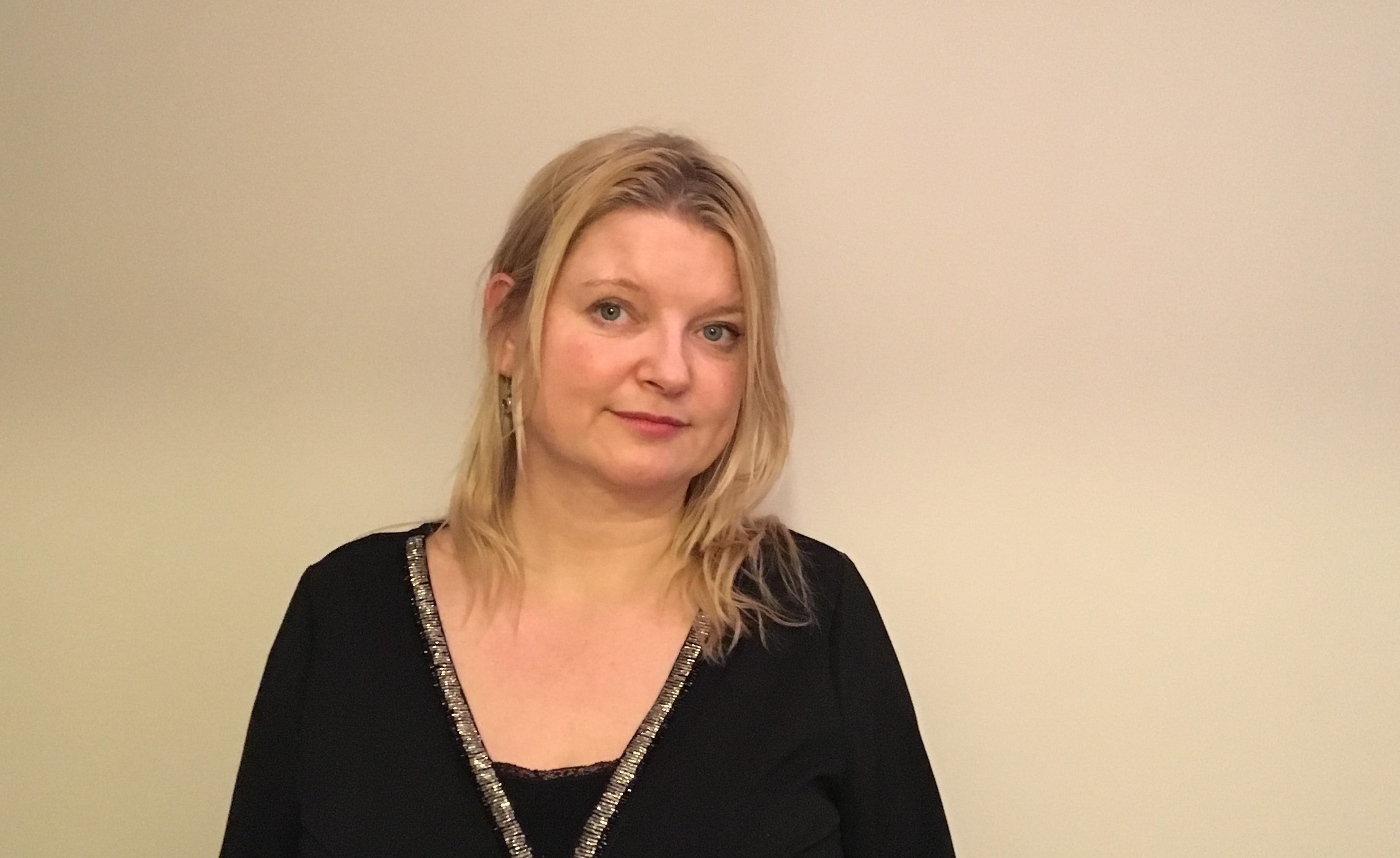 En person med blondt hår