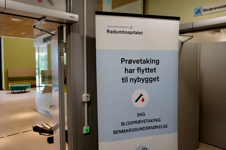 Et skilt i en bygning