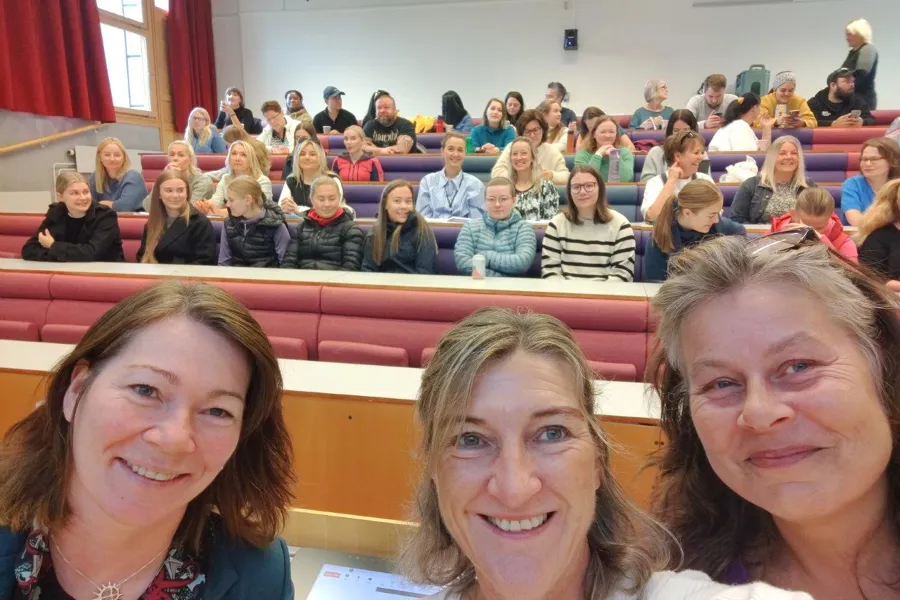 Mange deltakere fra fagdag om epilepsi på universitetet i Alta