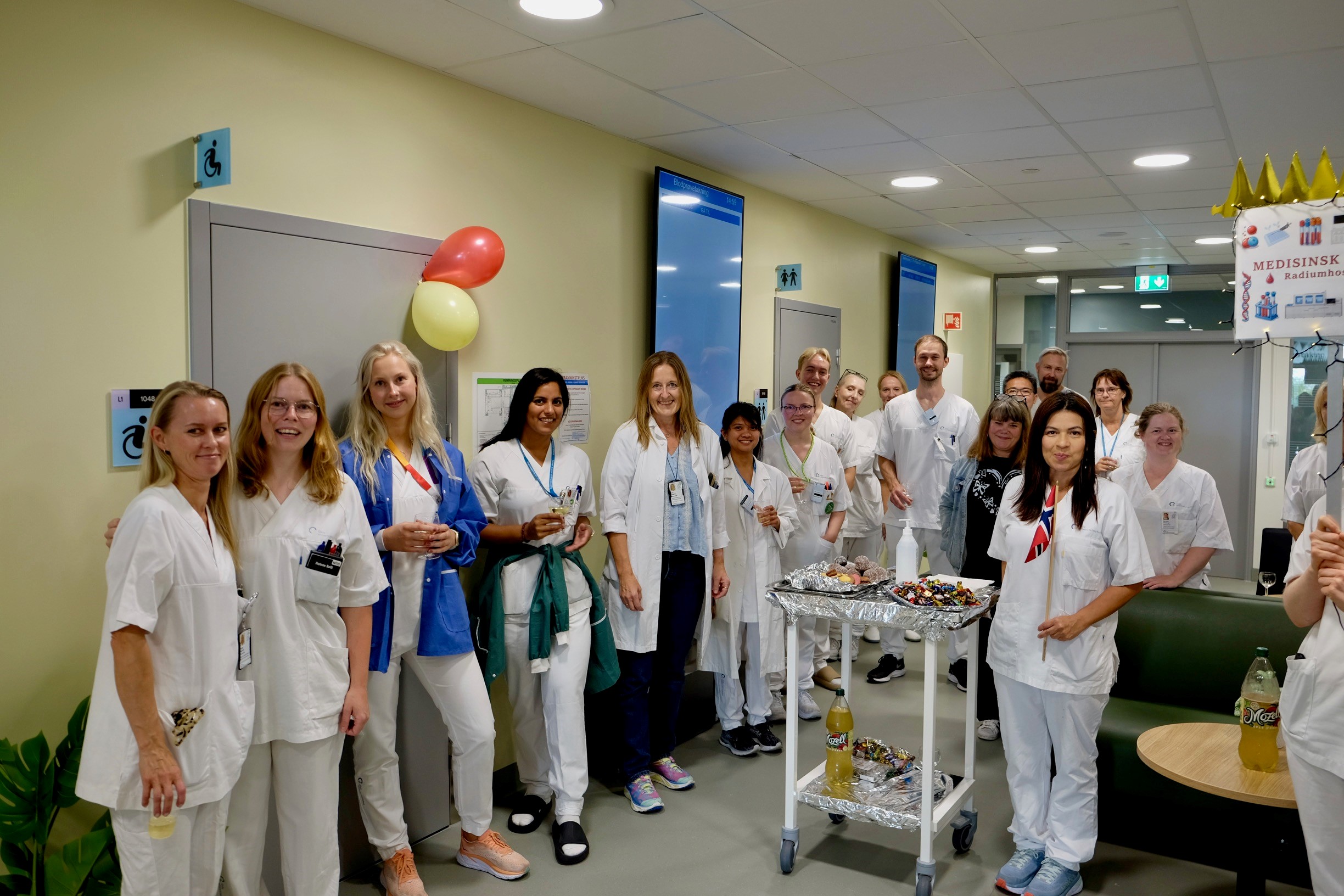 En gruppe mennesker som poserer for et bilde