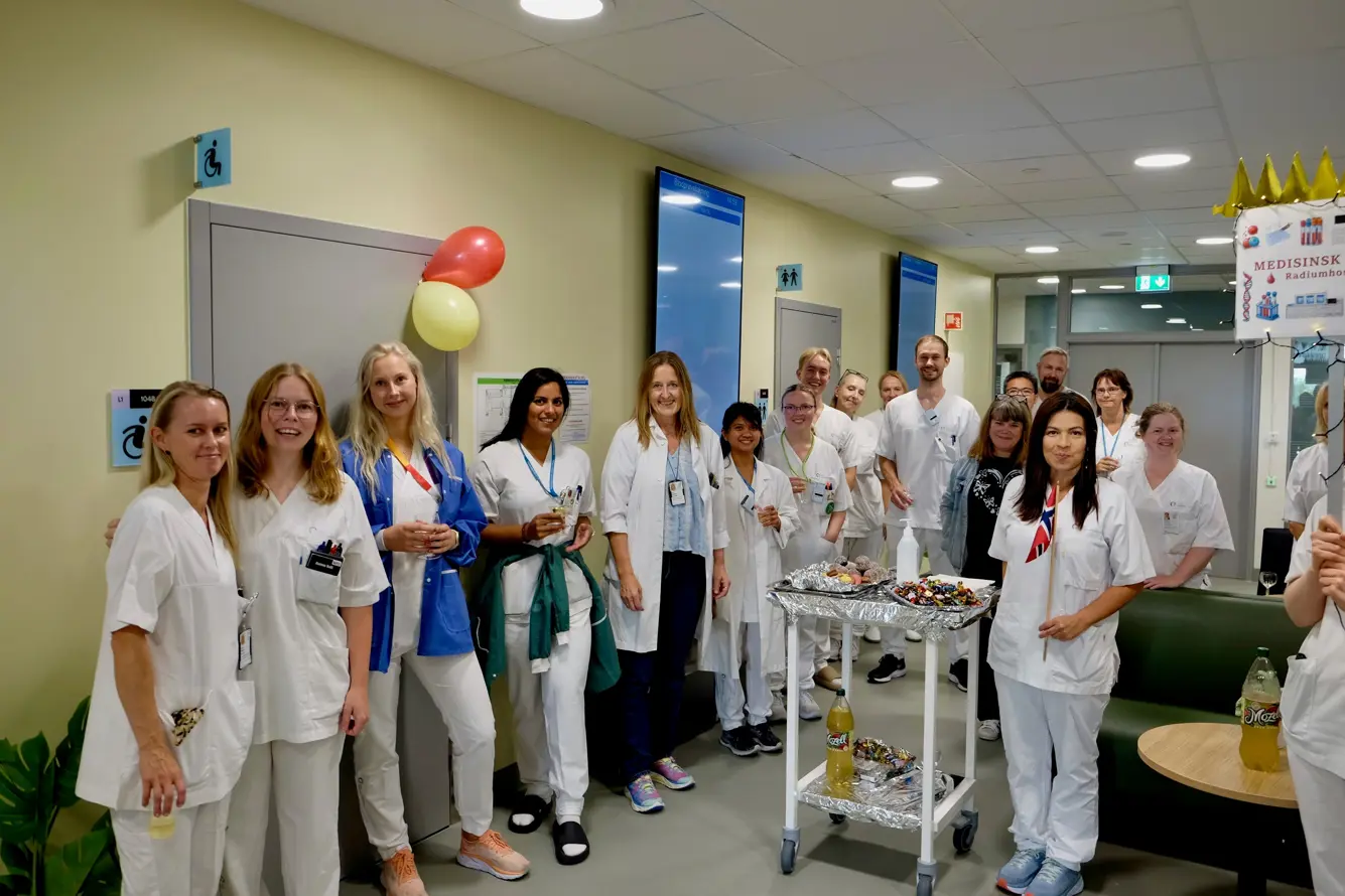 En gruppe mennesker som poserer for et bilde