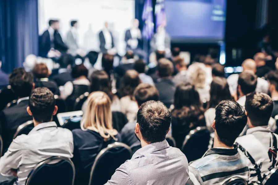 Mennesker i en konferansesal