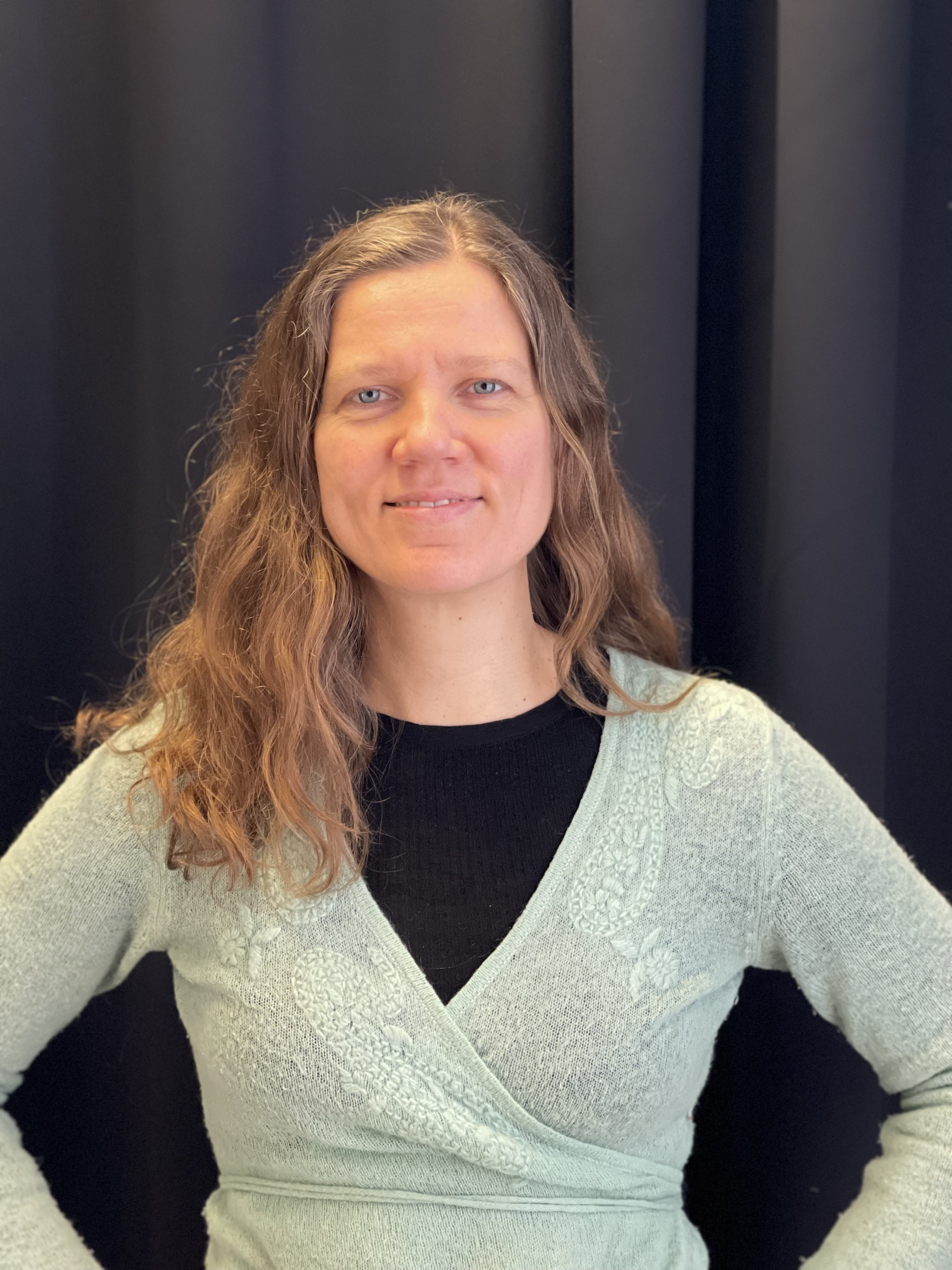 En kvinne med langt hår