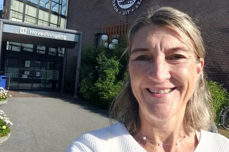 Undervisningsleder Ellen Kjendbakke foran Universitetet i Alta.