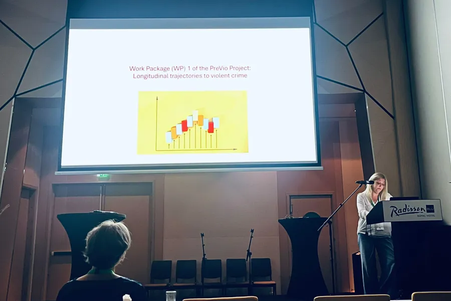 En dame står foran et projektorlerret