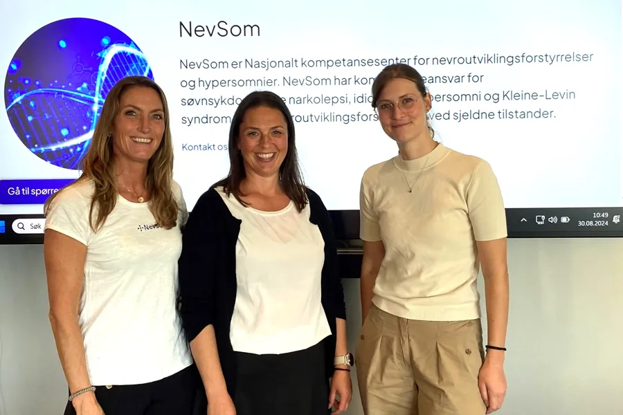 En gruppe mennesker som poserer for et bilde
