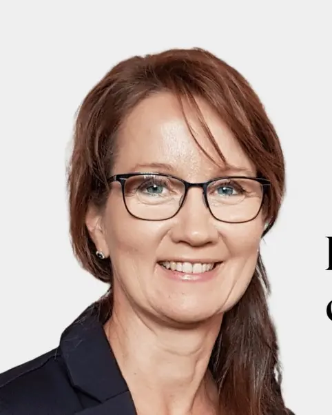 Et nærbilde av en kvinne som smiler