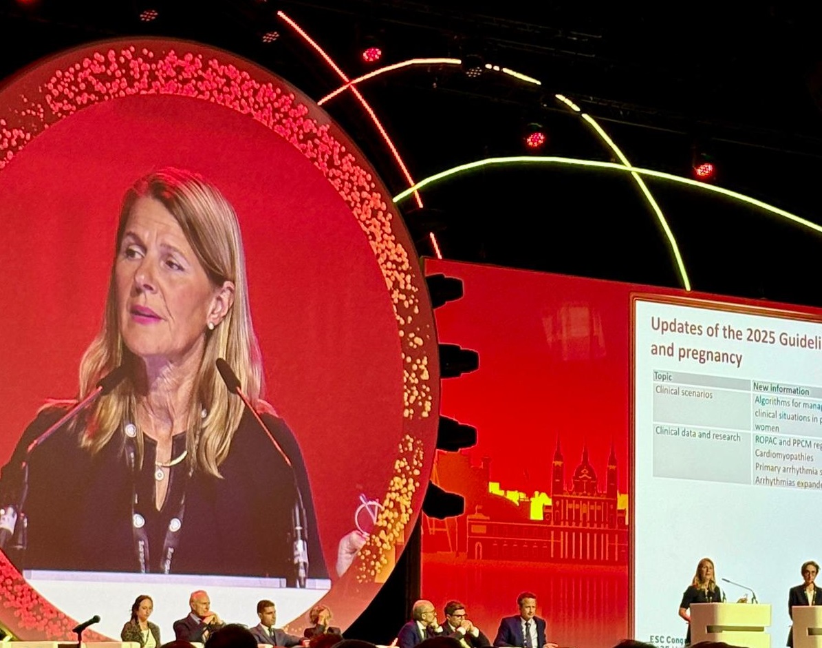 Bilde av Kristina Haugaa som legger frem guidelines på kongressen i Madrid