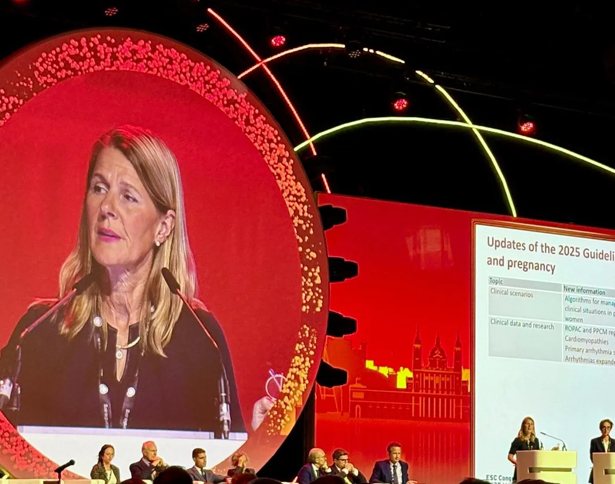 Bilde av Kristina Haugaa som legger frem guidelines på kongressen i Madrid