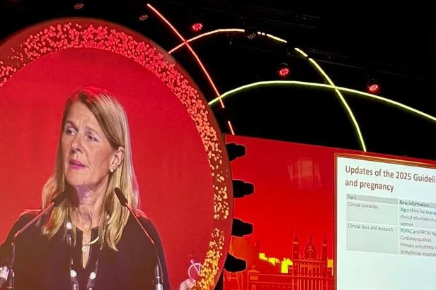 Bilde av Kristina Haugaa som legger frem guidelines på kongressen i Madrid