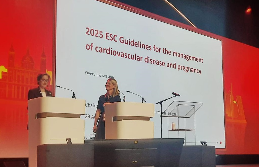 Kristina Haugaa og Julie de Backer på scenen før lanseringen av de nye retningslinjene.