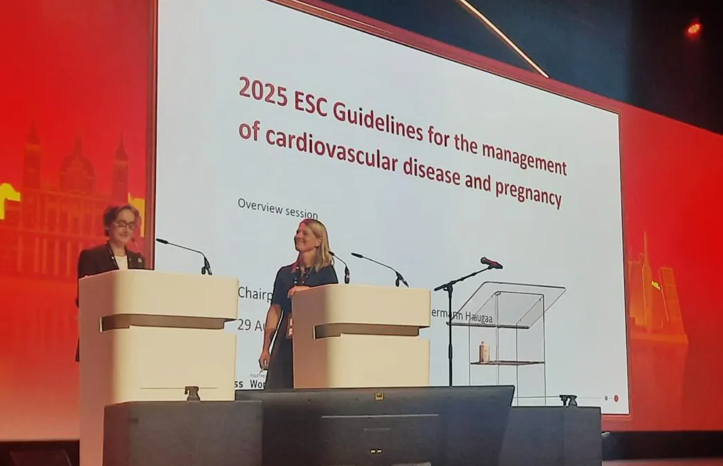 Kristina Haugaa og Julie de Backer på scenen før lanseringen av de nye retningslinjene.