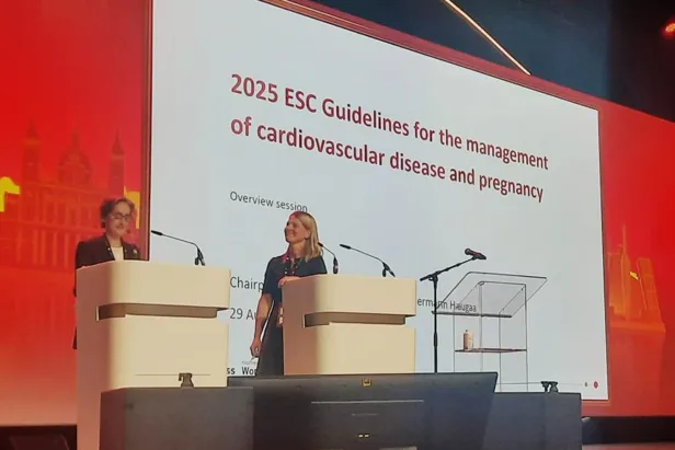 Kristina Haugaa og Julie de Backer på scenen før lanseringen av de nye retningslinjene.