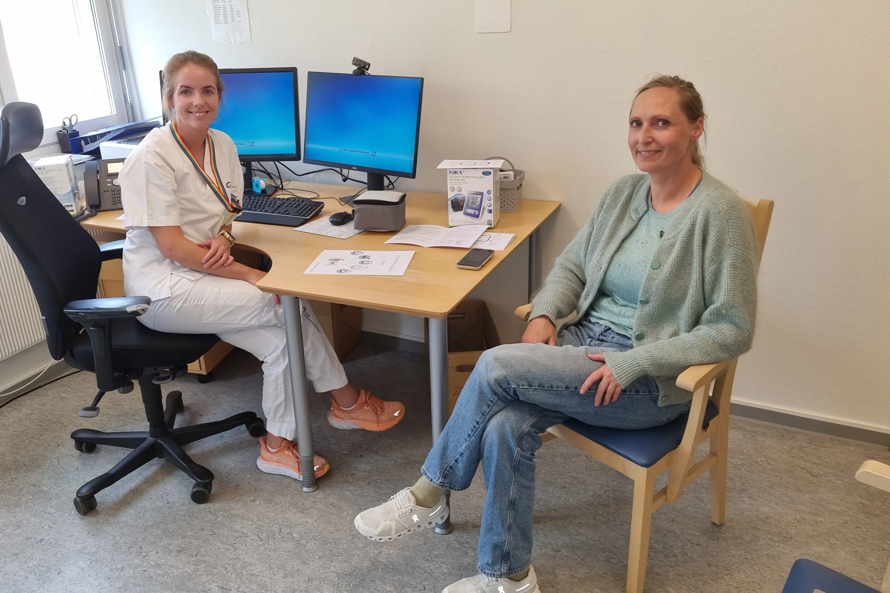 Bilde av sykepleier Ida Regine Bilet Hamsund sammen med pasient Hege Slåttavik.