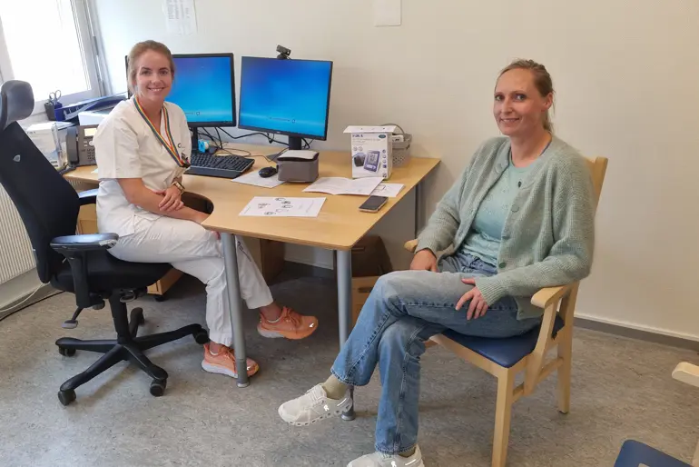 Bilde av sykepleier Ida Regine Bilet Hamsund sammen med pasient Hege Slåttavik.