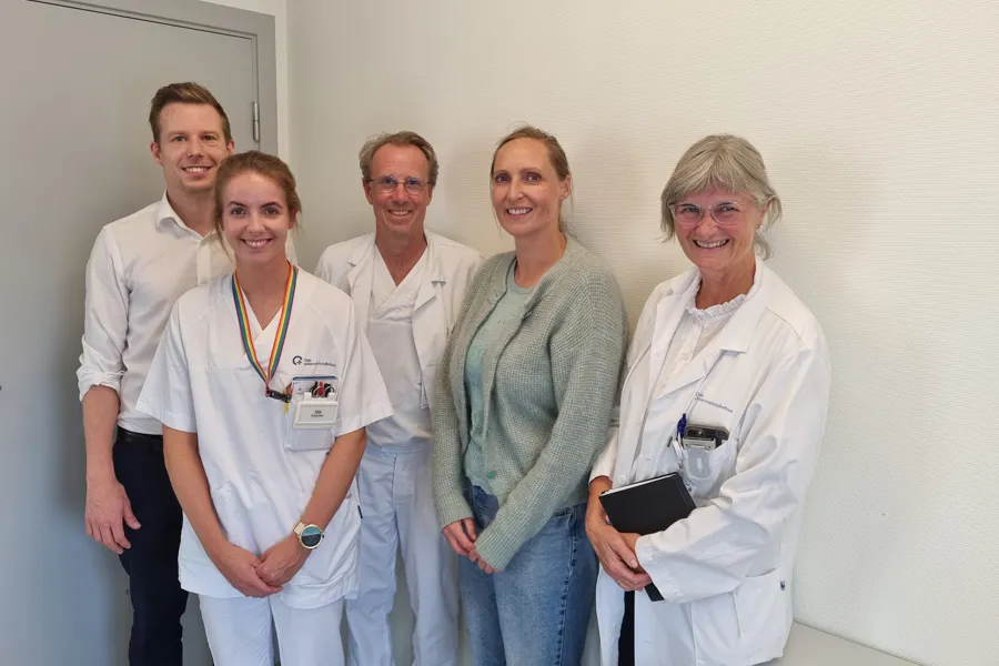 Pasient Bjørn Hoff Hansen, sykepleier Ida Regine Bilet Hamsund, fagansvarlig OUSHjemme Morten Bækken, pasient Hege Slåttavik og avdelingsleder Aud Stenehjem.