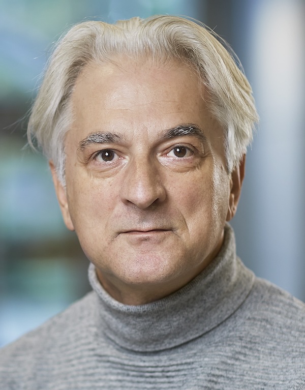 En mann med hvitt hår