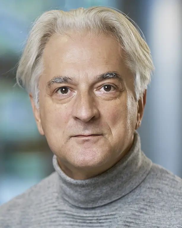 En mann med hvitt hår