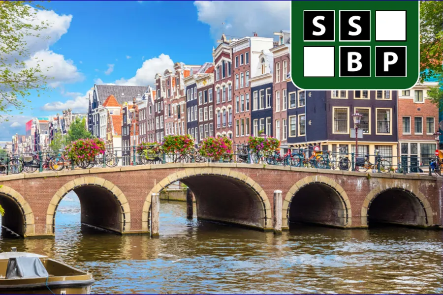 En bro over en elv med bygninger, fra Amsterdam