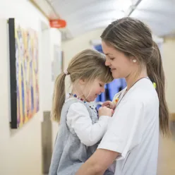 Sykepleier med jente