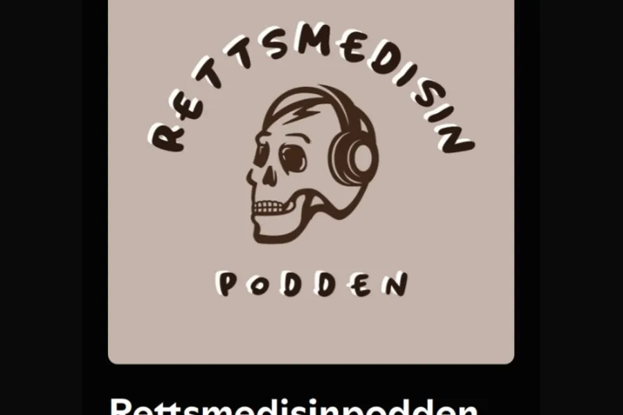 En tegning av en hodeskalle med hodetelefoner med teksten Rettsmedisin-podden av Helle Solbakken..